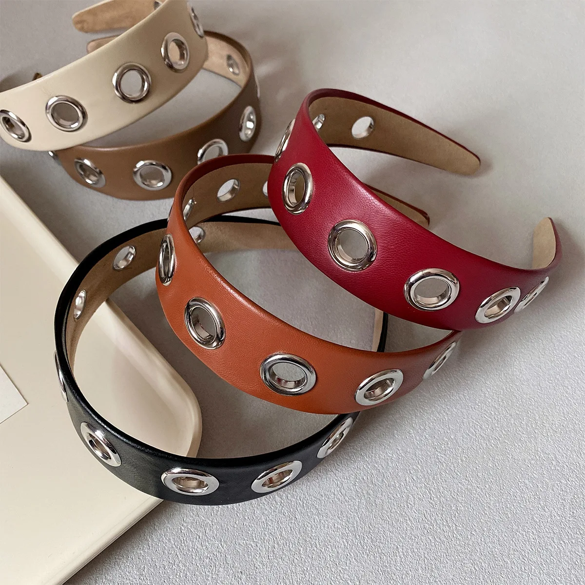 tiara-de-couro-estilo-punk-simples-com-detalhes-metalicos-vazados-e-borda-larga-acorio-de-cabelo-moderno-e-e