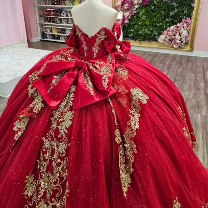 فستان Quinceanera أحمر لامع عاري الكتفين من الدانتيل طبقات ترتر ذهبي ملصق بفيونكة طويلة بذيل فيستدوس دي 15 Quinceanera  تخصيص #5