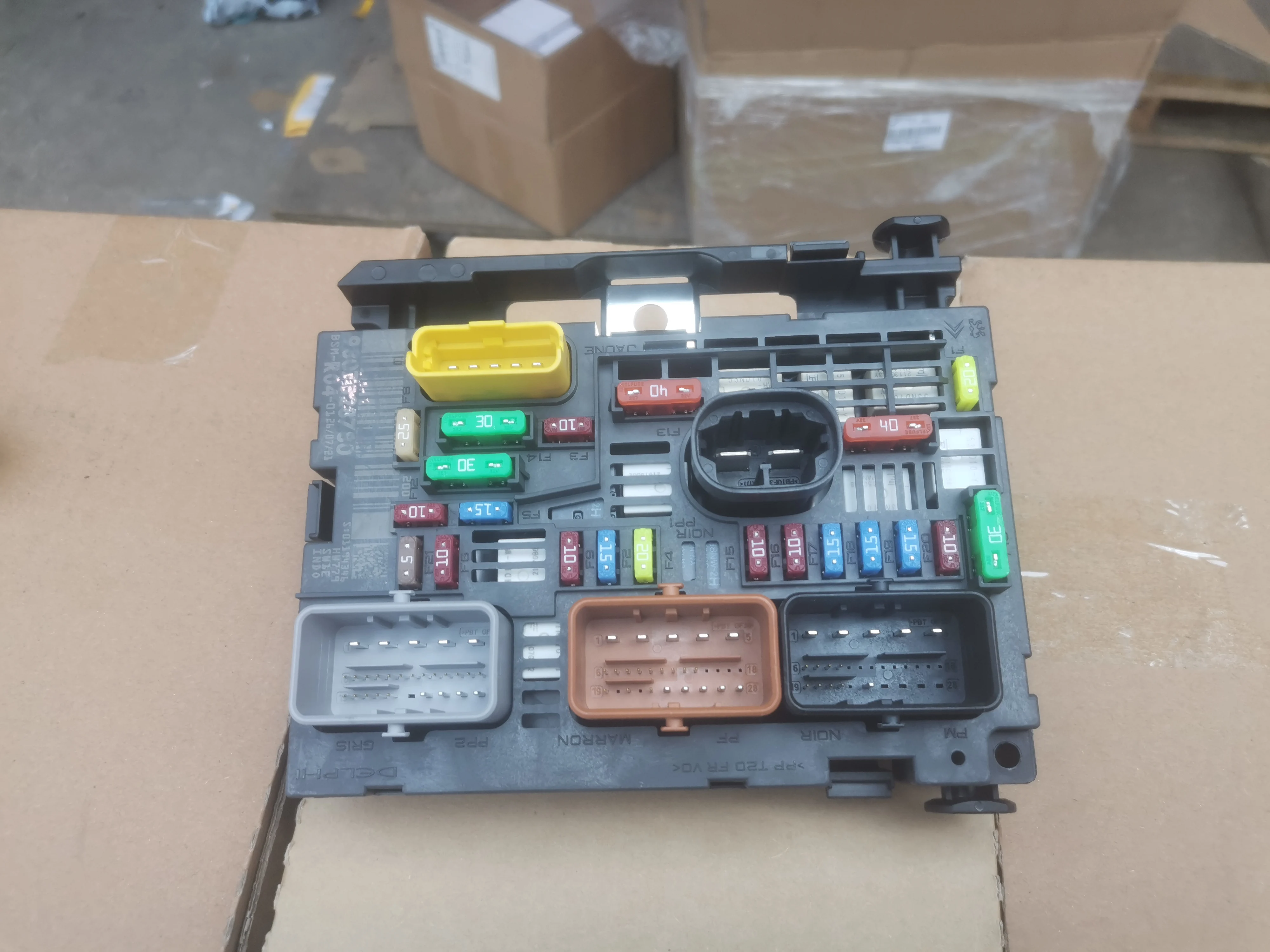 Brand new original fuse box assembly 9809742880 9666700480 9807028780 for Peugeot 307/408/308 BSM R05 = R20 for Citroen C4 BSM