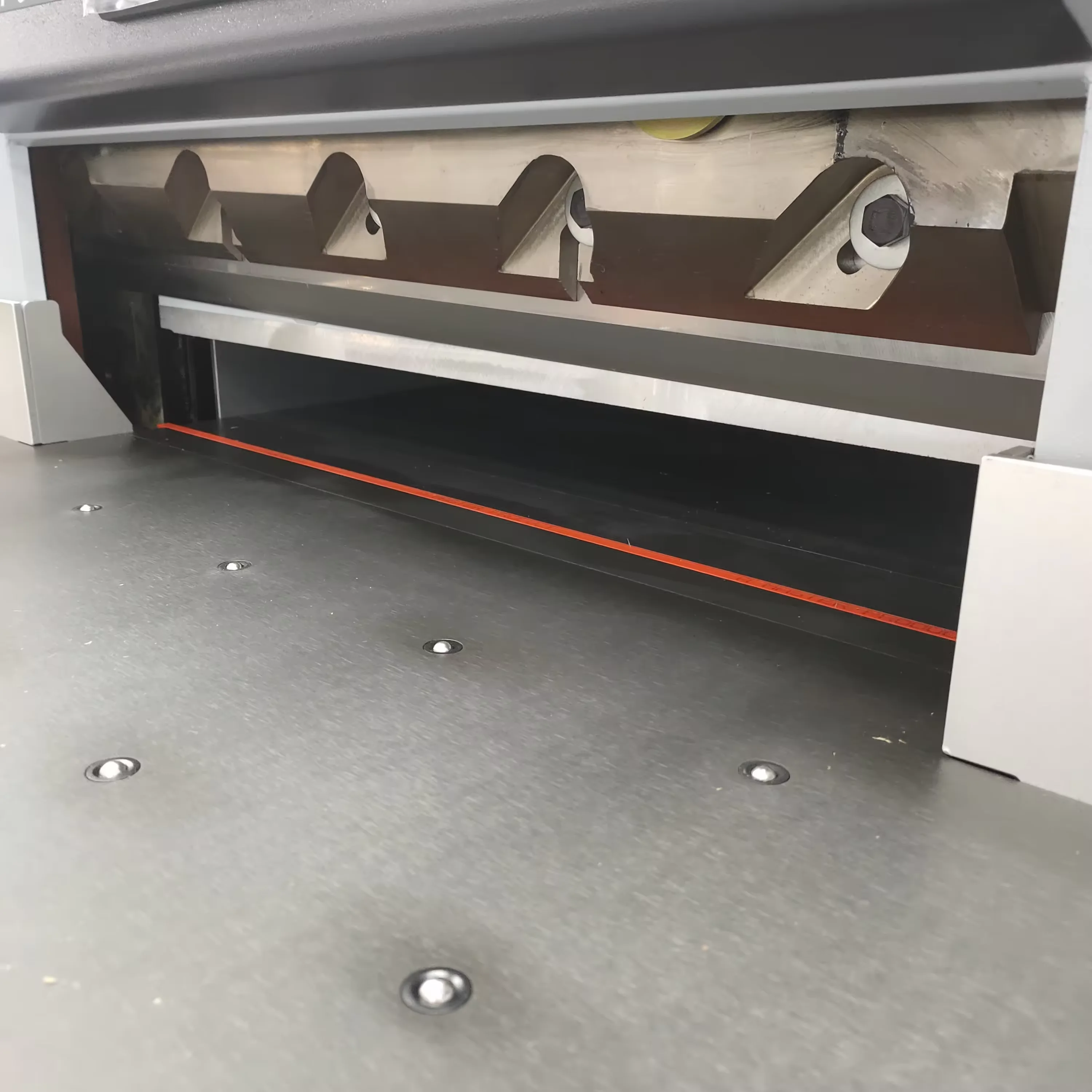 QK-5610L Hochleistungs-Papierschneidemaschine mit Stummschaltung und hydraulischer Programmierung