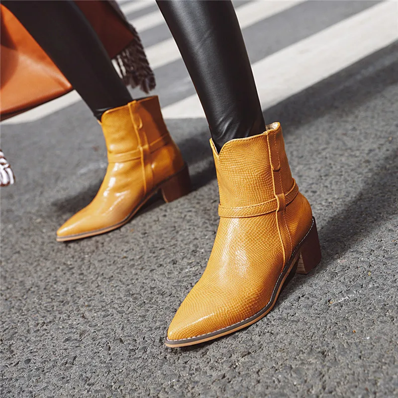 

YMECHIC элегантные желто-черные ботильоны в стиле вестерн со змеиным принтом, ковбойские женские туфли на высоком каблуке с острым носком, женская обувь на каблуке 2025
