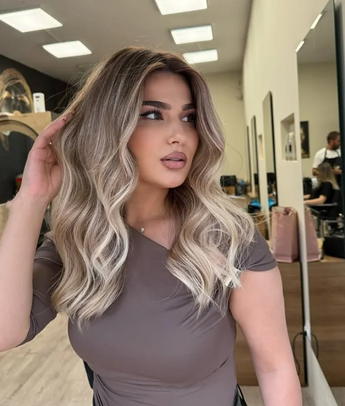 باروكات شقراء قصيرة مموجة مع باروكات مموجة بنية اللون للنساء، شعر مستعار اصطناعي بجذور داكنة، شعر مستعار بطبقات طبيعية، شعر مستعار قصير