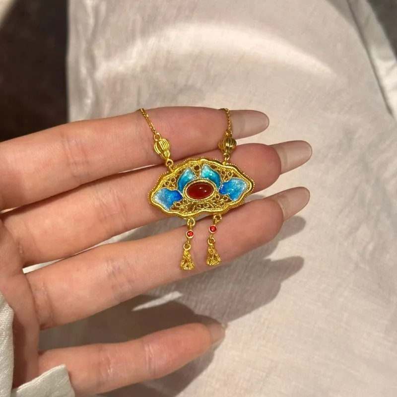 

Xiaohongshu такой же новый китайский придворный стиль, золотая эмаль, сумка с замком, ожерелье, женский национальный стиль, высококачественная цепочка на ключицу с бахромой