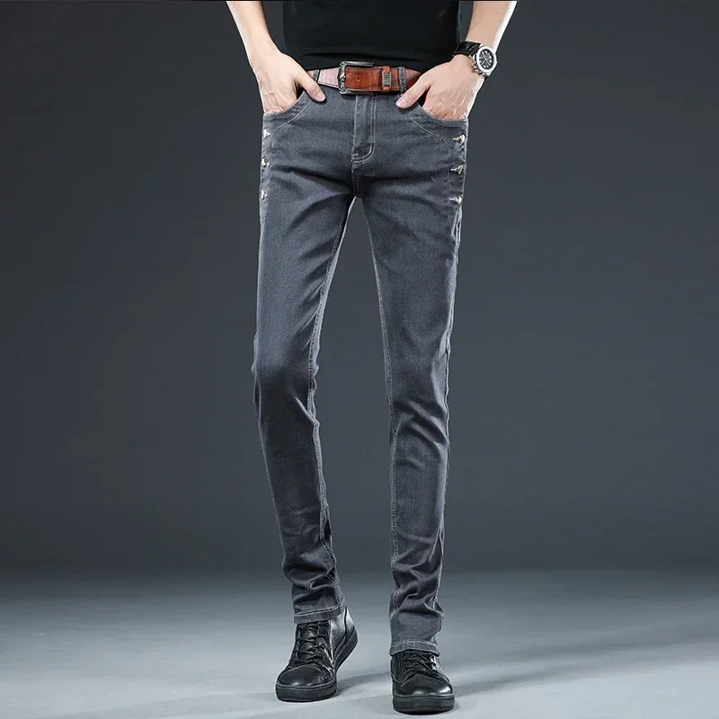 Celana Jeans ramping pria, pakaian Denim abu-abu kaki kecil modis Skinny lurus elastis di Korea