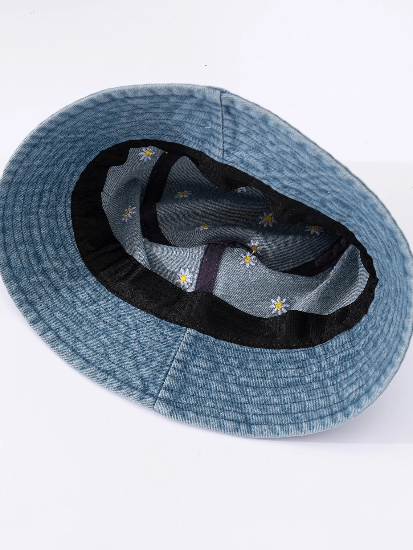 Little Daisy Embroidered Fisherman Hat for Women in Spring and Summer Fashion Versatile Sunshade and Sunscreen Show Small Face