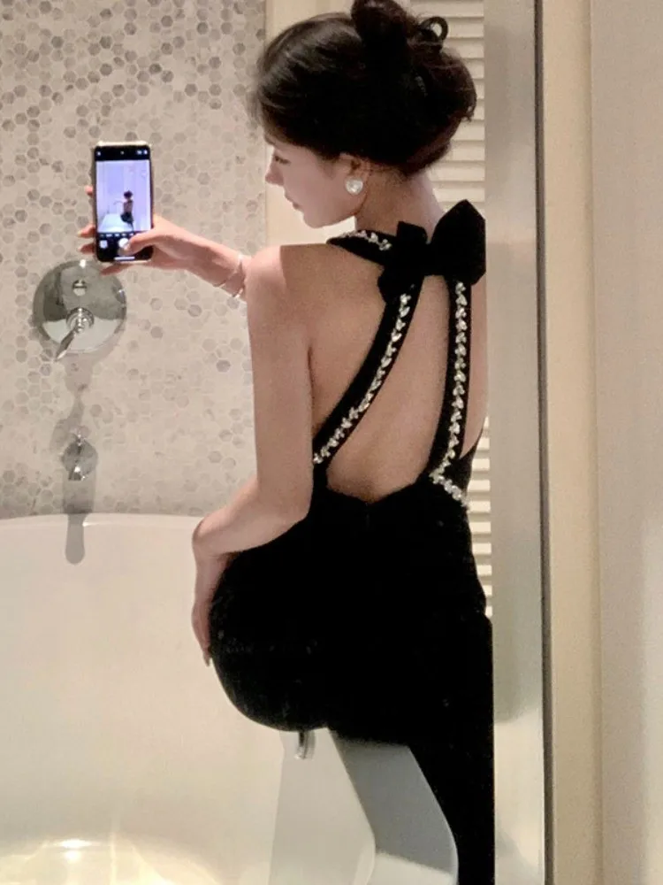 เดรสยาวหางปลาสไตล์เฮปเบิร์นคอเชือกแขวนคอกํามะหยี่สีดําสําหรับงานเลี้ยงวันเกิด