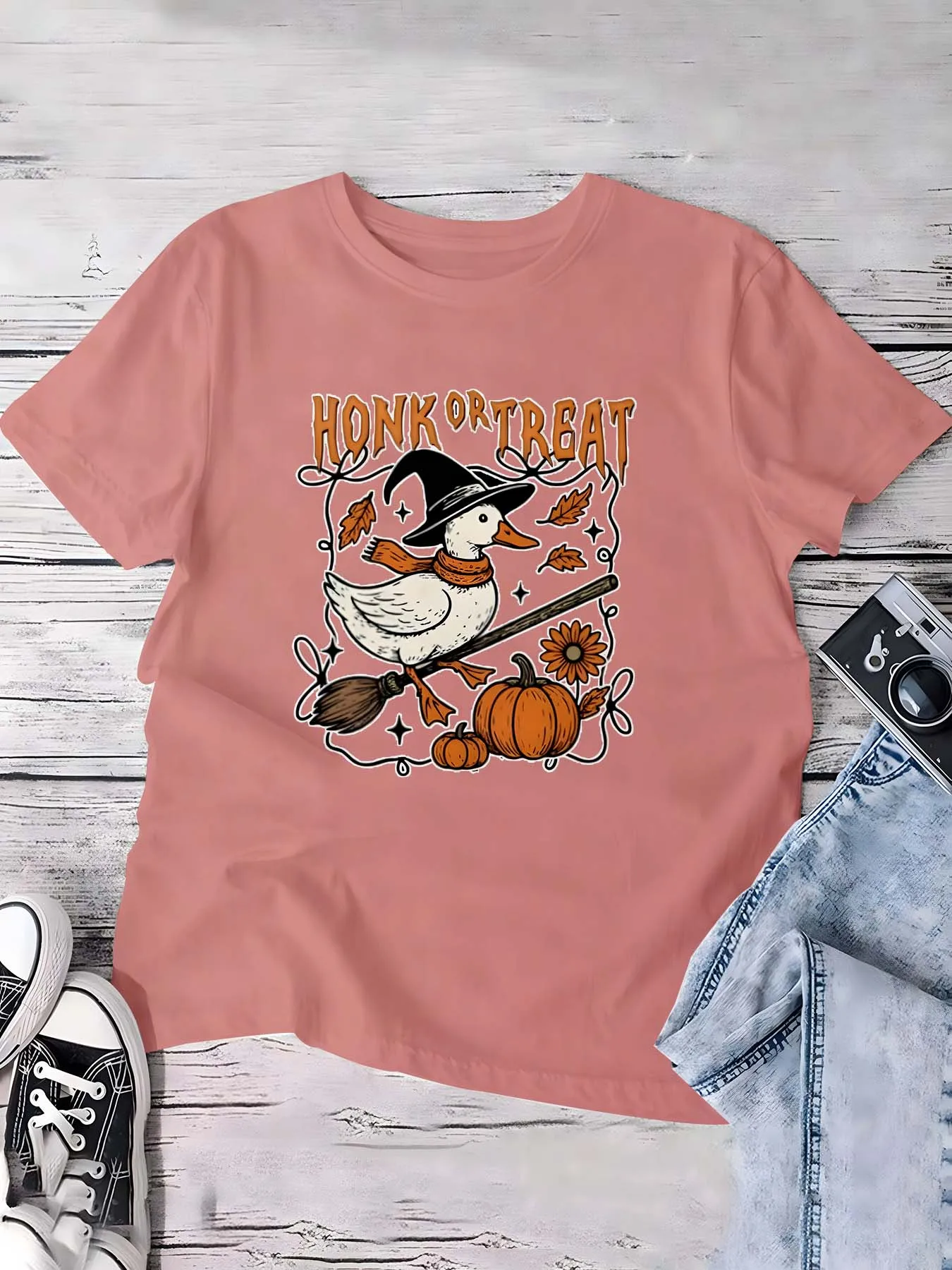 Plus Size Halloween Honk Or Treat Duck Graphic Top Merging Festive Witchy Duck Charm con elementi autunnali per un look giocoso