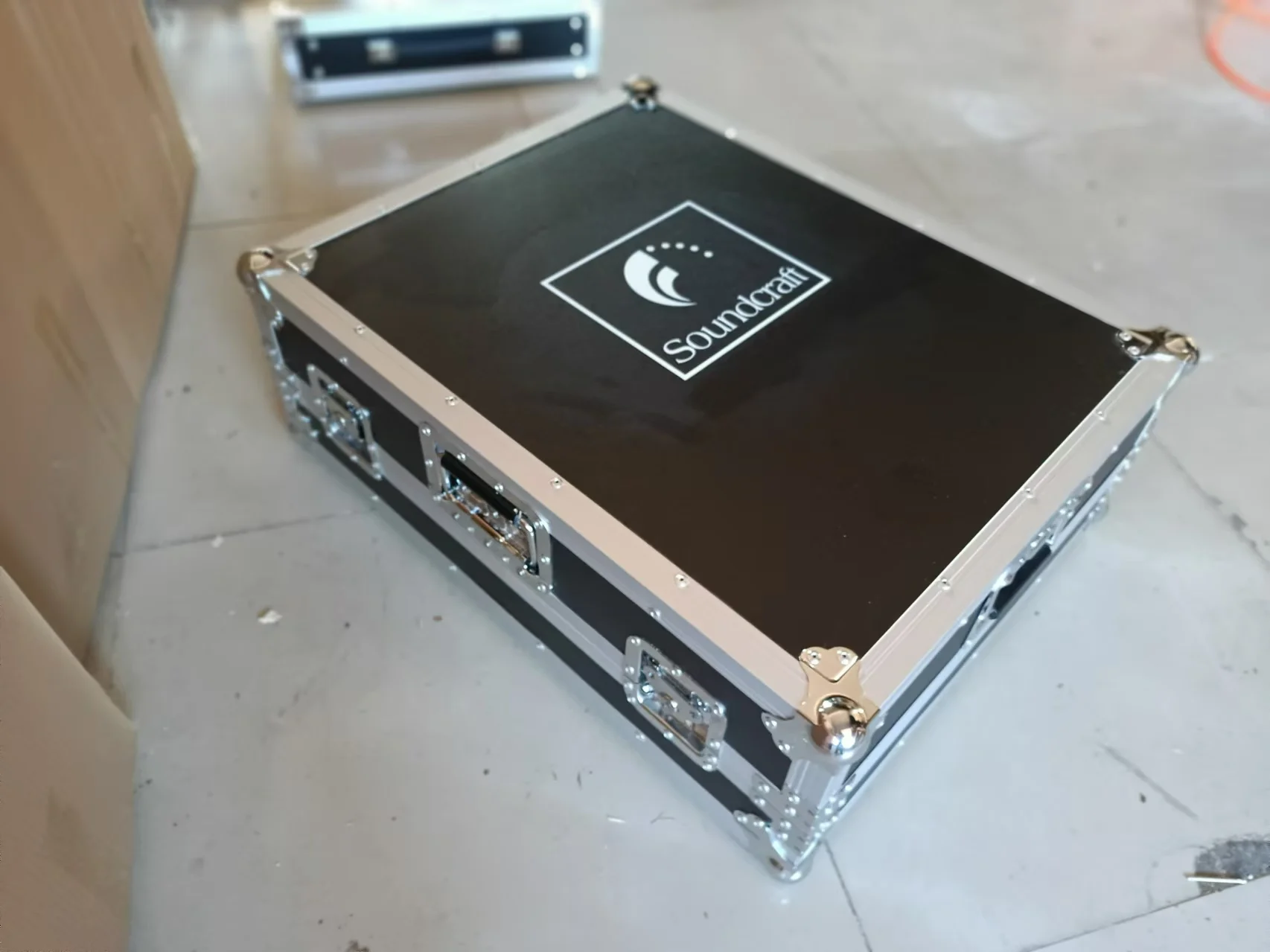 

SoundCraft Si EXpression1 16-way Mixing Console for Stage Equipment, Durable, Stage Equipment Protective Case