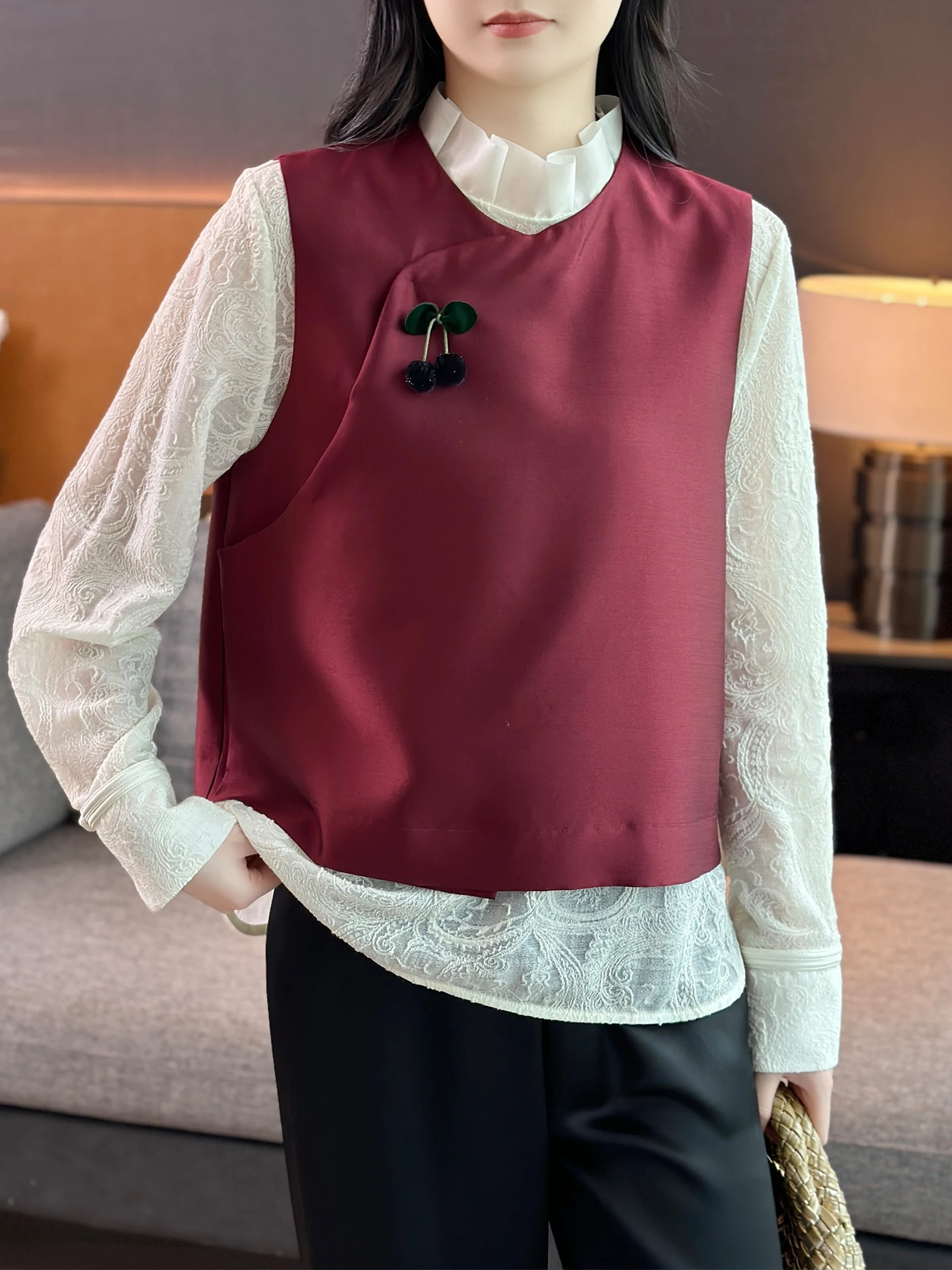 

Женский теплый шерстяной жилет Left Home mat High-End с асимметричным воротником и круглым вырезом, с брошью в виде вишни, красный, свободного кроя