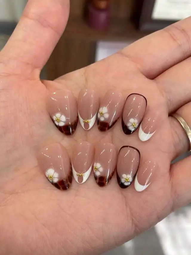 10 Pieces of Handmade Almond-Shaped Full-Cover Nail Tips, Medium Length, Nude Brown Caramel Color, Vintage Tortoiseshell Floral Design with a Gentle and Elegant Style, Suitable for Girls' Daily Commuting, Autumn Outfits, and as a Gift for Dates, Includes 1 Piece of Jelly Glue and 1 Nail File