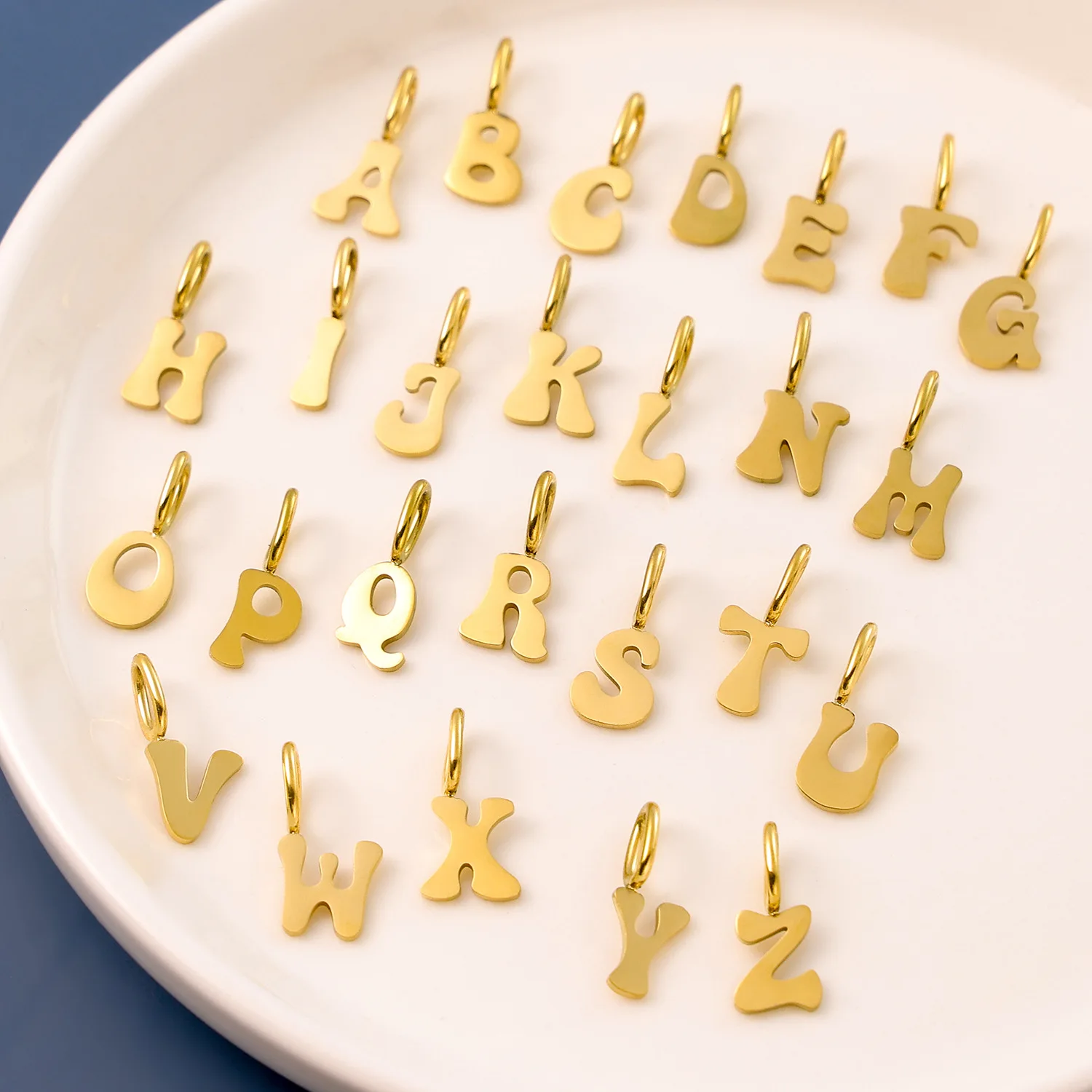 CARLIDANA 26-letters bedels set hart zirkoon parel eerste A-Z alfabet letter vergulde roestvrijstalen hangers voor doe-het-zelf