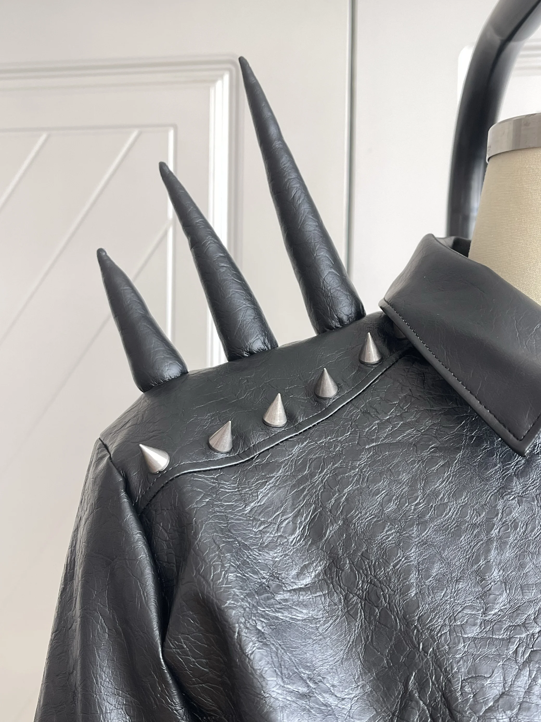 Sli k PU cuir Jaet manteau femme Rivet décoré coupe ajustée ort fermeture à glissière Long col Sve Faionable