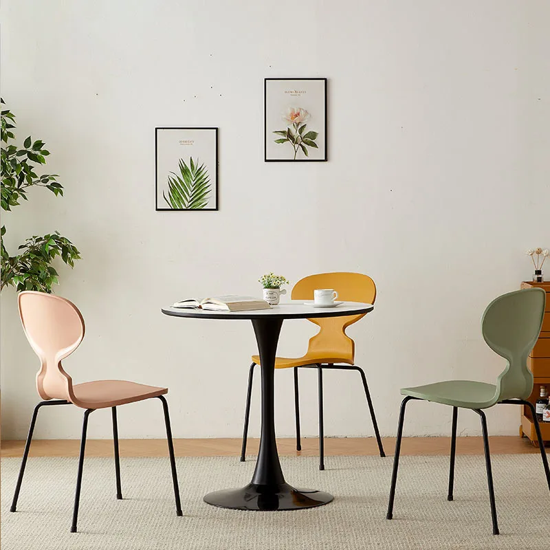 Nordischer verdickter Kunststoff, Designer-Haus mit Rückenlehne, einfacher Esszimmerstuhl, Tischstuhl