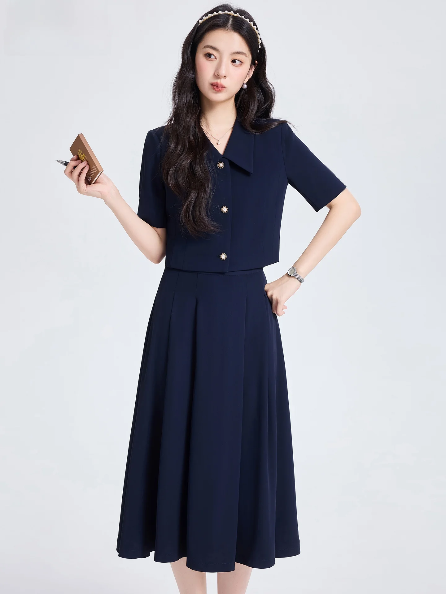 

Синий приталенный костюм для женщин: летний комплект с коротким рукавом, отложным воротником, простым коротким пиджаком и юбкой для офиса/деловых встреч