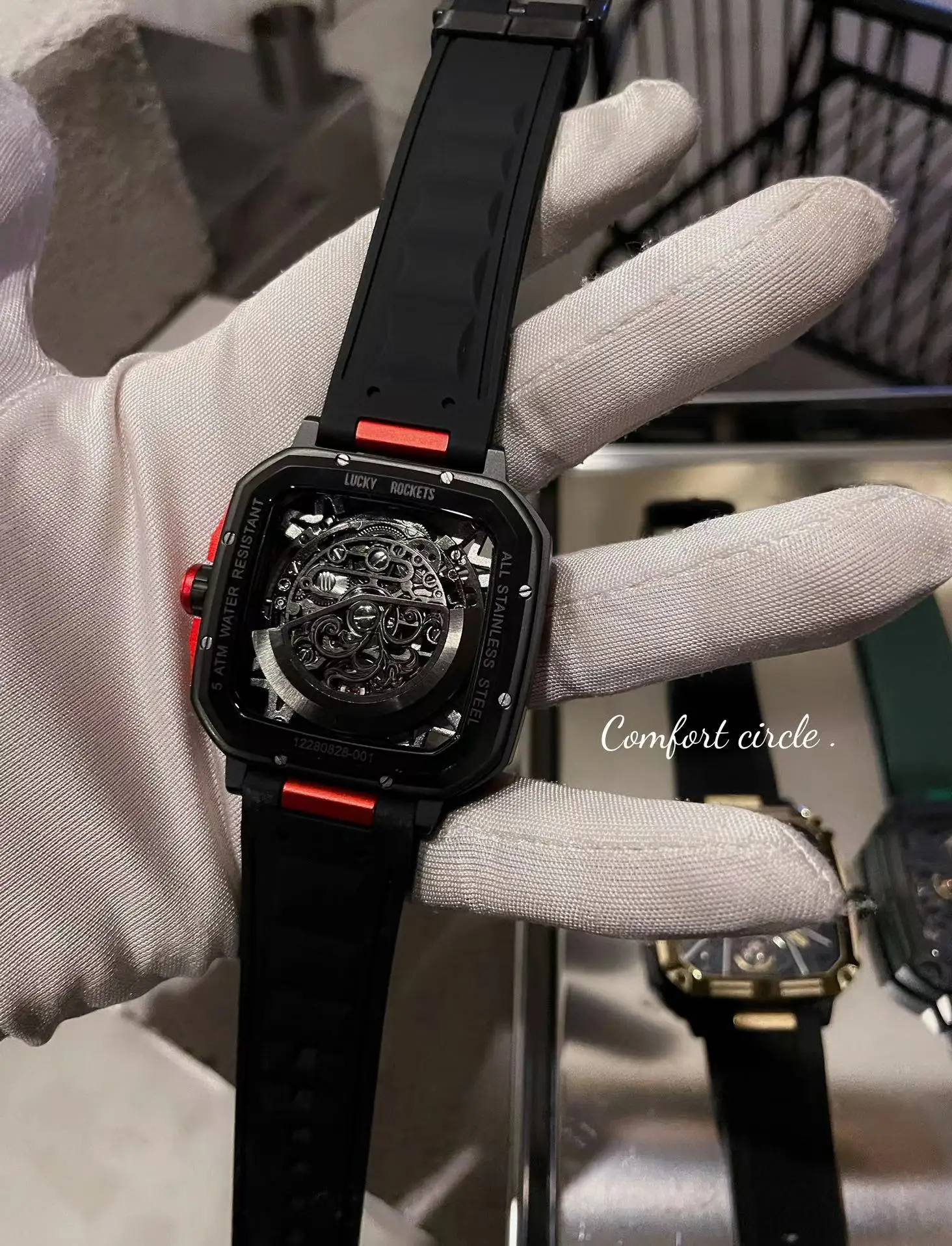 Jam tangan mekanis otomatis sepenuhnya pria dengan desain dial berongga. Casing persegi berkualitas tinggi, kualitas tinggi