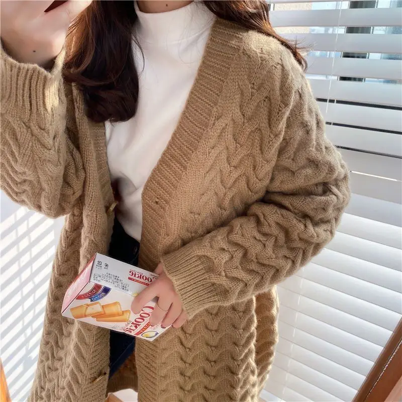 

Удлиненные кардиганы в стиле ретро для женщин: зимние, утепленные, с открытым передом, вязаные, под норку, минималистичные, с широким воротником, в стиле морикор, повседневные, приталенные