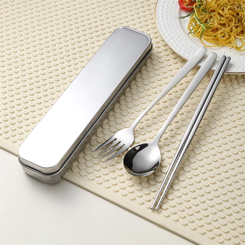 

Портативный набор столовых приборов из 3 предметов из нержавеющей стали, палочки для еды, вилка, ложка, набор посуды для кемпинга и путешествий с футляром для палочек для еды