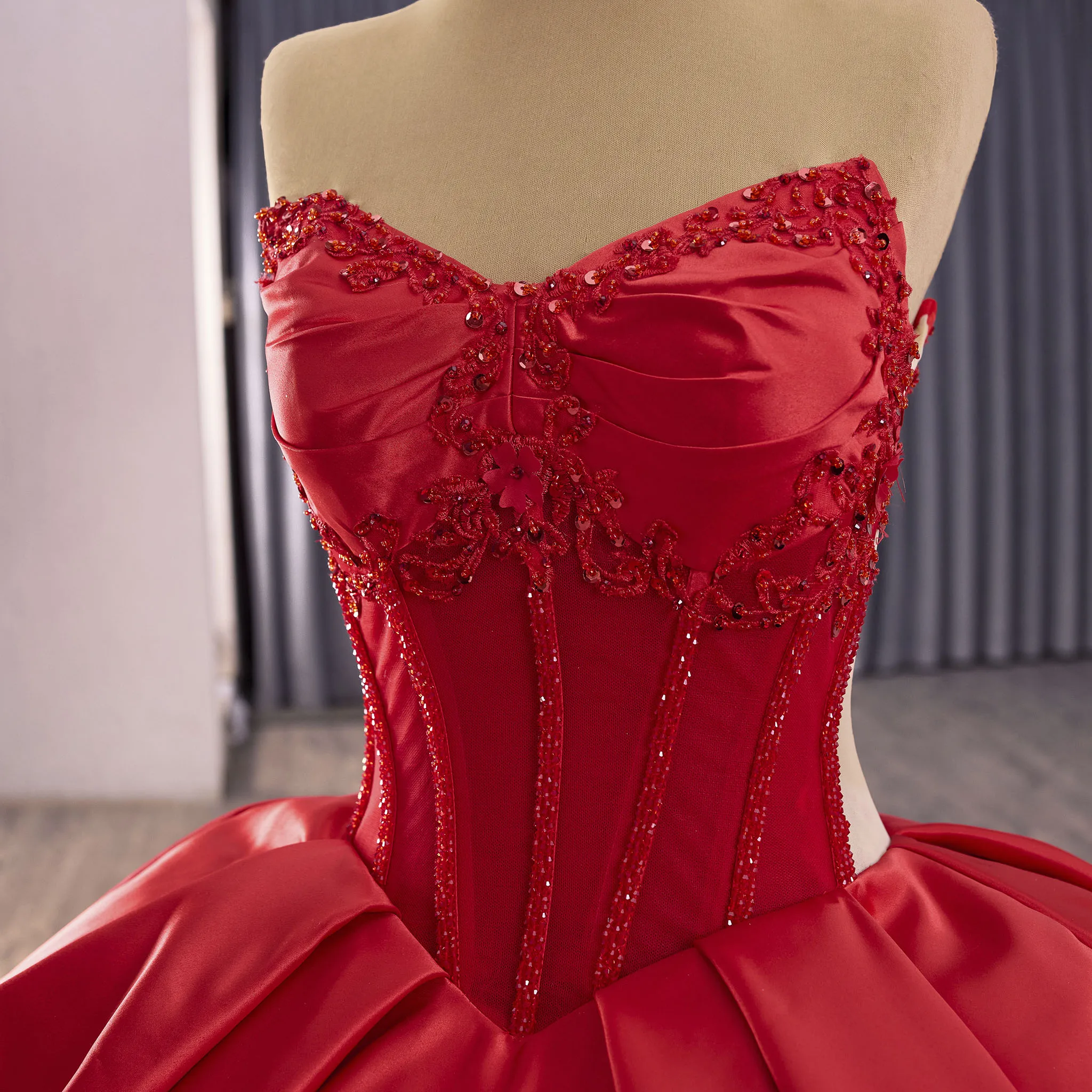 فستان زفاف Rosymae منتفخ باللون الأحمر مع رقبة على شكل حرف V، تصميم فريد من نوعه، ذيل كاتدرائية دراماتيكي، تنورة مكشكشة، قماش شفاف، مظهر كبير