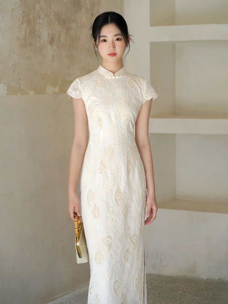 

Новинка: женское летнее длинное платье-ципао с цветочной вышивкой и ажурными вставками, цвет «жемчужно-белый»