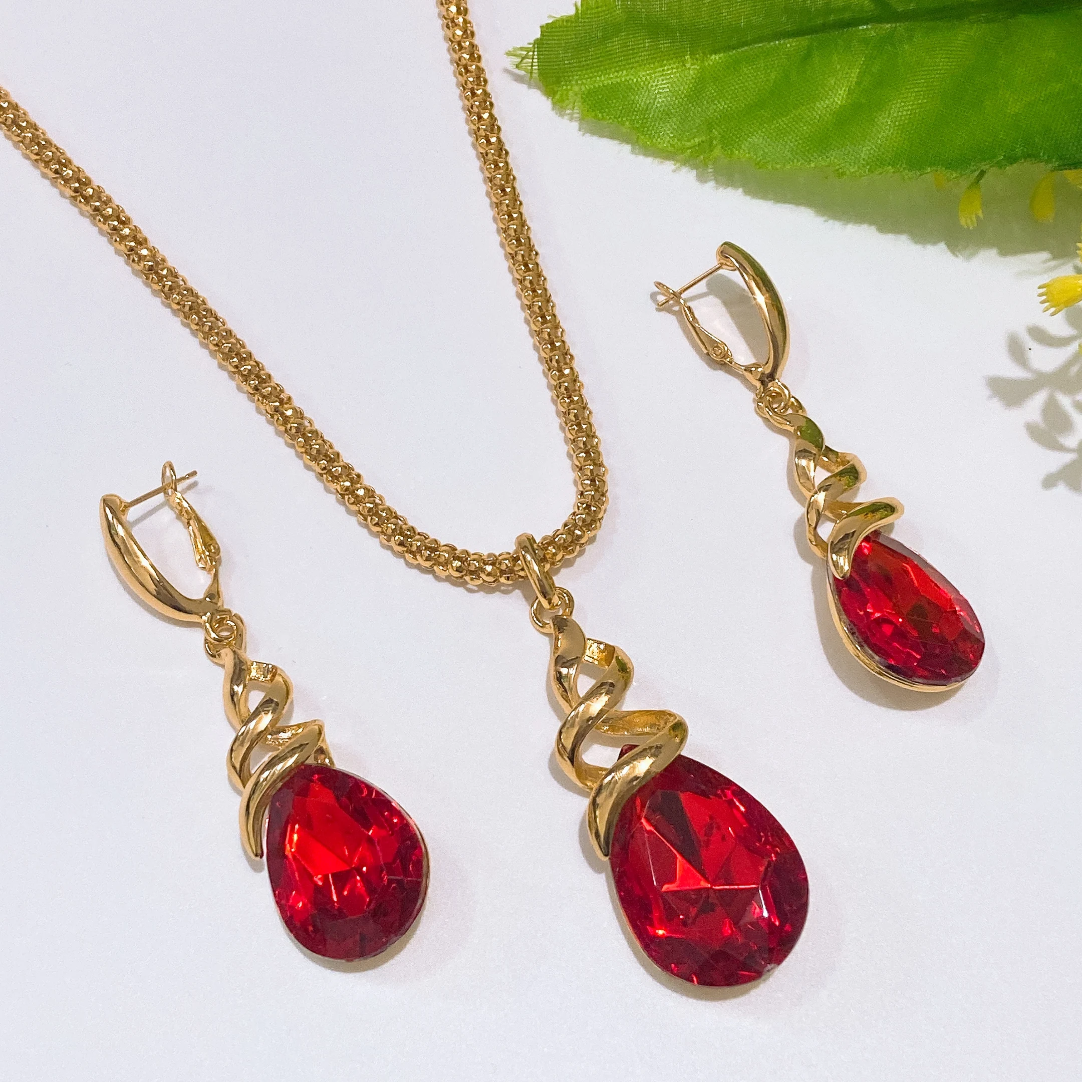 Conjunto de Joias de Cristal Transparente em Forma de Gota com Colar e Brincos Banhados a Ouro para Mulheres, Presente para Casamento e Festa