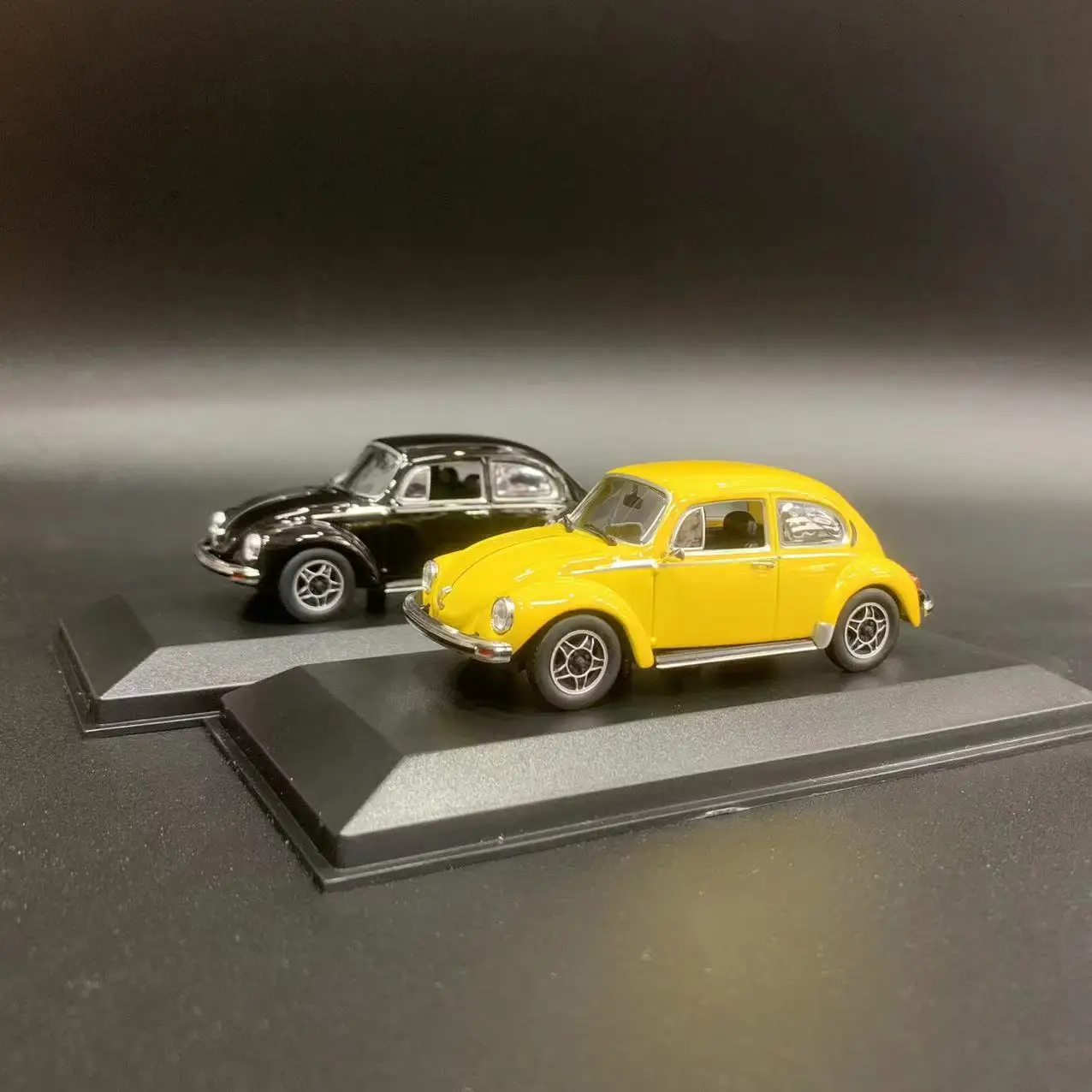 MINICHAMPS 1:43 Model Car Beetle 1974 Alloy Die-cast Classical Vehicle - Black & Yellow