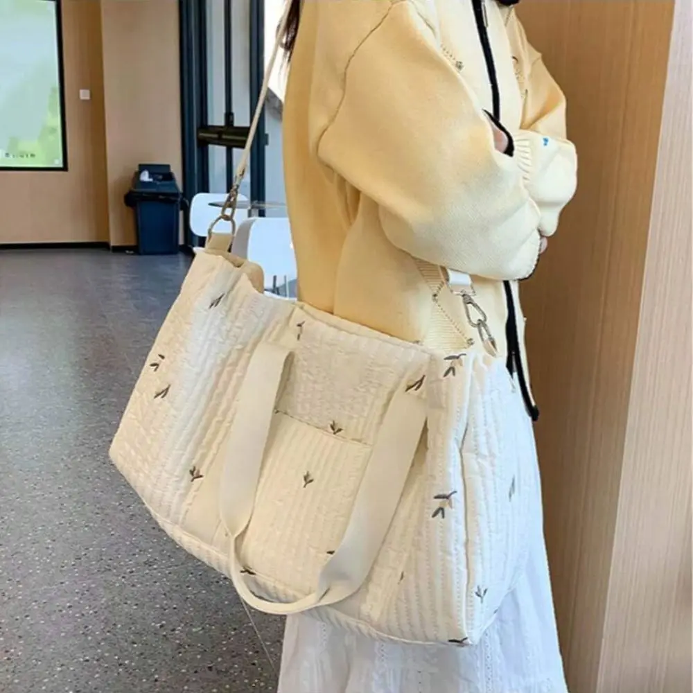 Large Capacity Travel Luggage Bag Multi Functional Foldable Embroidered Travel Bag Cartoon Bear Sweet Flower Handheld Duffle Bag