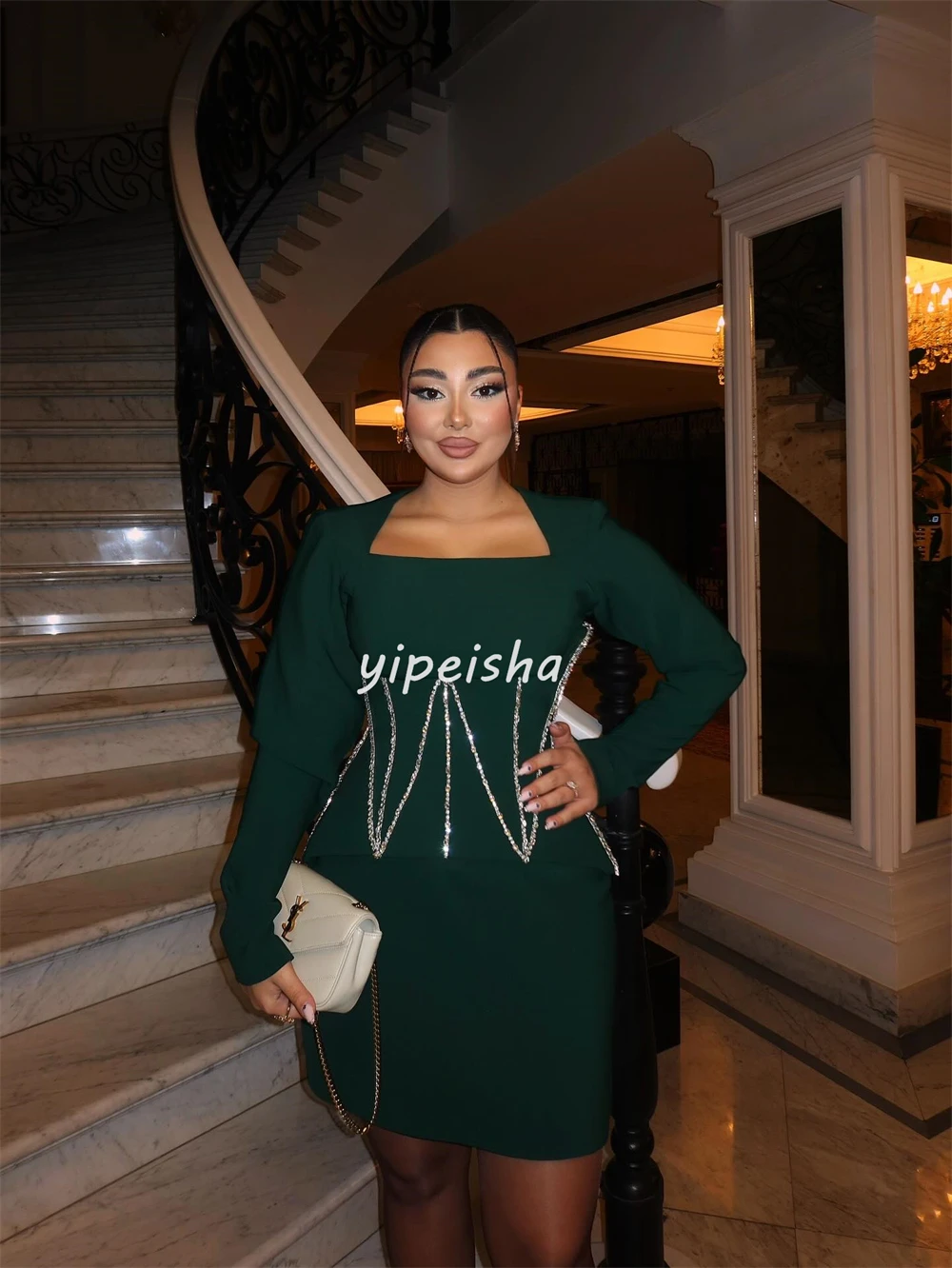 Abito da Damigella Personalizzato in Stile Moderno, Jersey con Strass, Plissettato a Linea A, Sexy con Scollo Quadrato, Maniche Lunghe, Lunghezza al Ginocchio