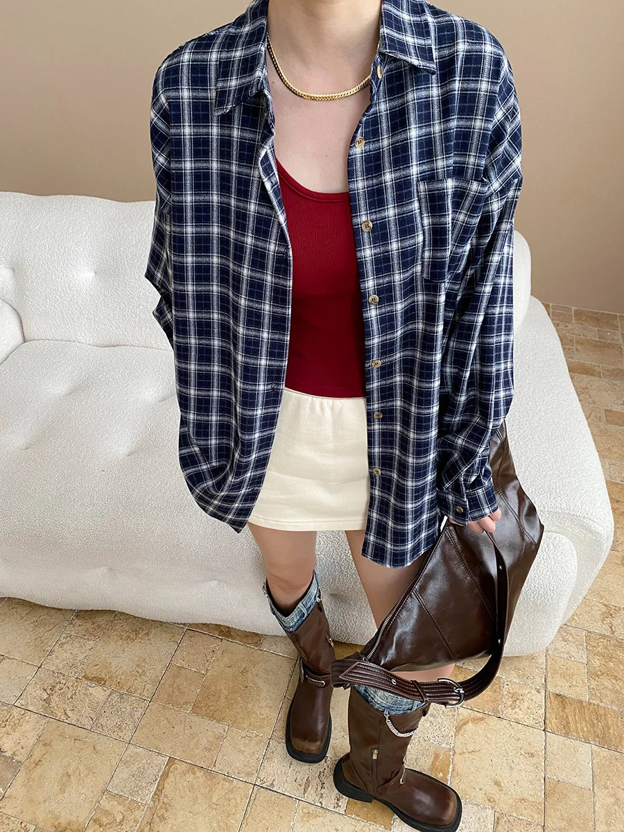 편안하고 여유로운 스트리트 스타일, 대비되는 색상의 격자무늬, 루즈하고 캐주얼한 레이어드 셔츠