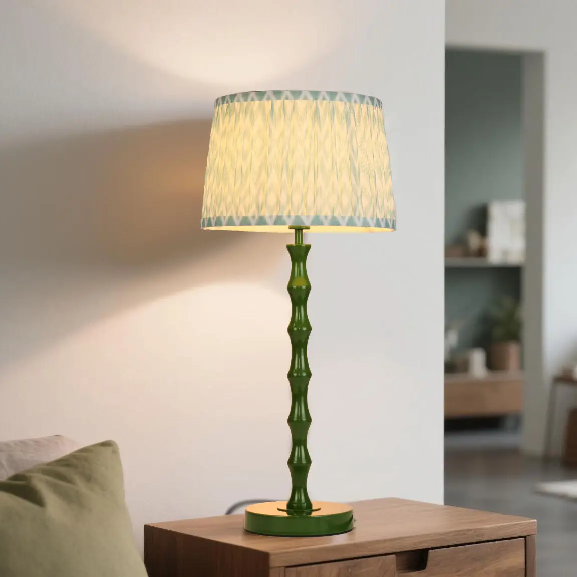 High aesthetic retro industrial style desk lamp with green lampshade suitable for living room study bedroom decoration lights