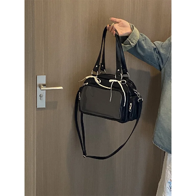 

Черная сумка-ита из ПУ с прозрачным окном, украшенная бантом, через плечо и в руке, в стиле кавай-лолита, для демонстрации значков