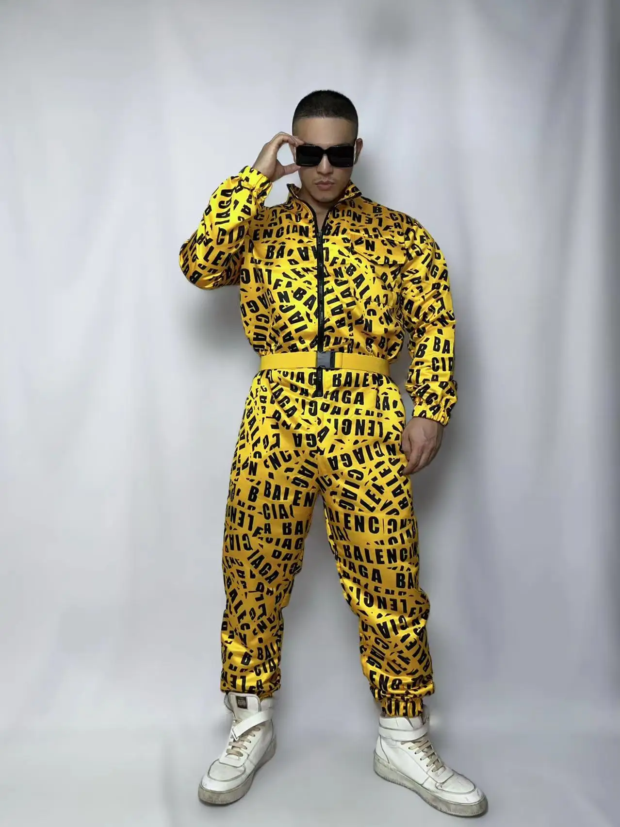 Salopette stampata gialla Costume da ballo hip-hop Modello di lettera Tuta con cerniera Maschile Jazz Dance Team Performance Abbigliamento Abbigliamento da palcoscenico