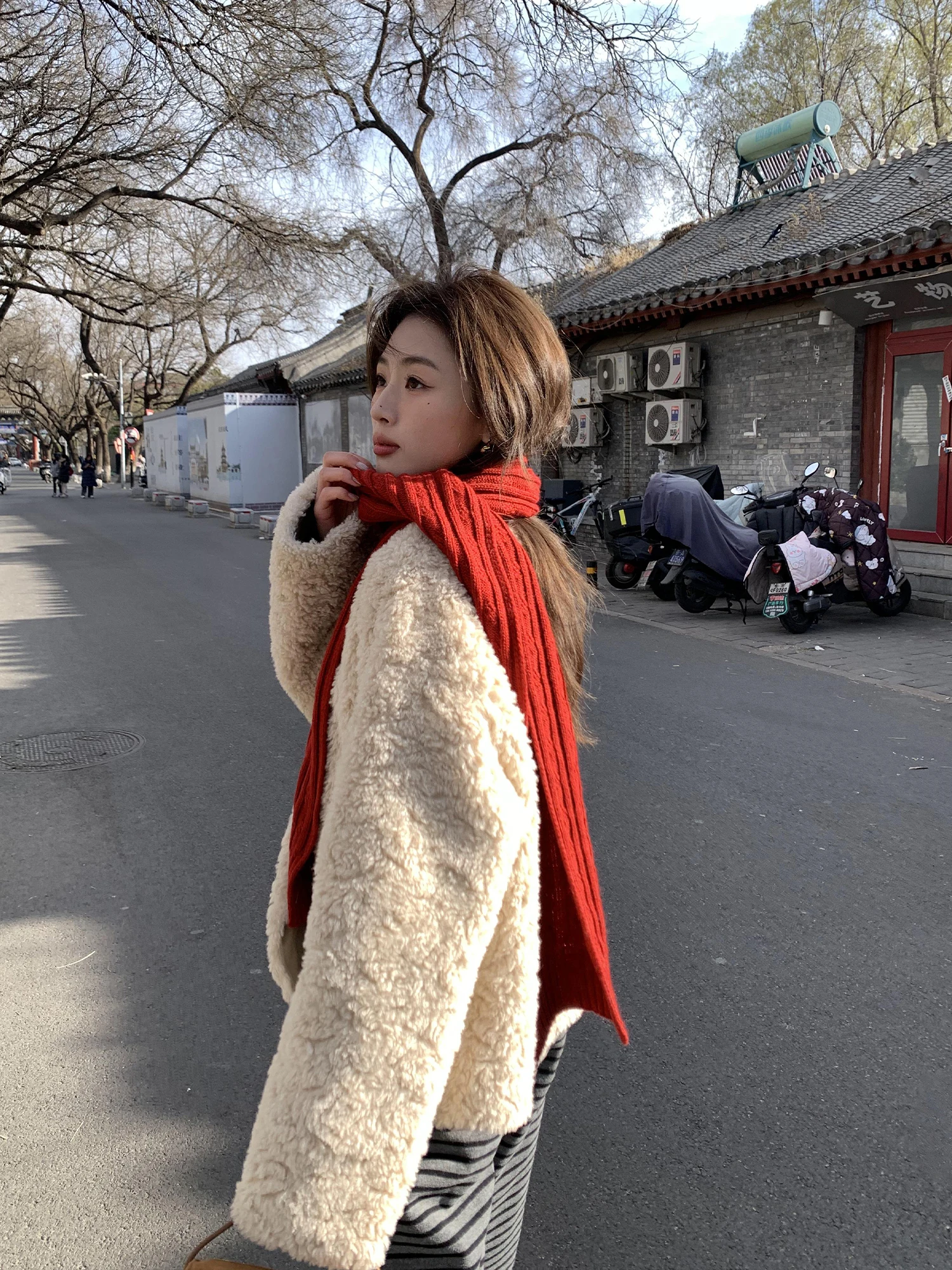 Cappotto di pelliccia elegante con collo rotondo in un unico pezzo di pelliccia calda autunnale e invernale da donna in finta pelliccia di agnello ecologico