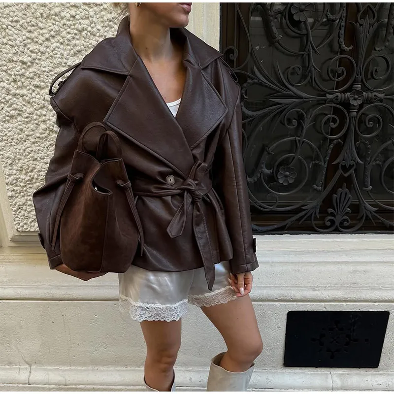 سترة نسائية كاجوال متينة بأربطة وطية صدر السترة من الجلد ورقبة على شكل حرف V وأكمام طويلة وسترات واسعة الكتف للسيدات ملابس خارجية للتنقل اليومي في الشارع