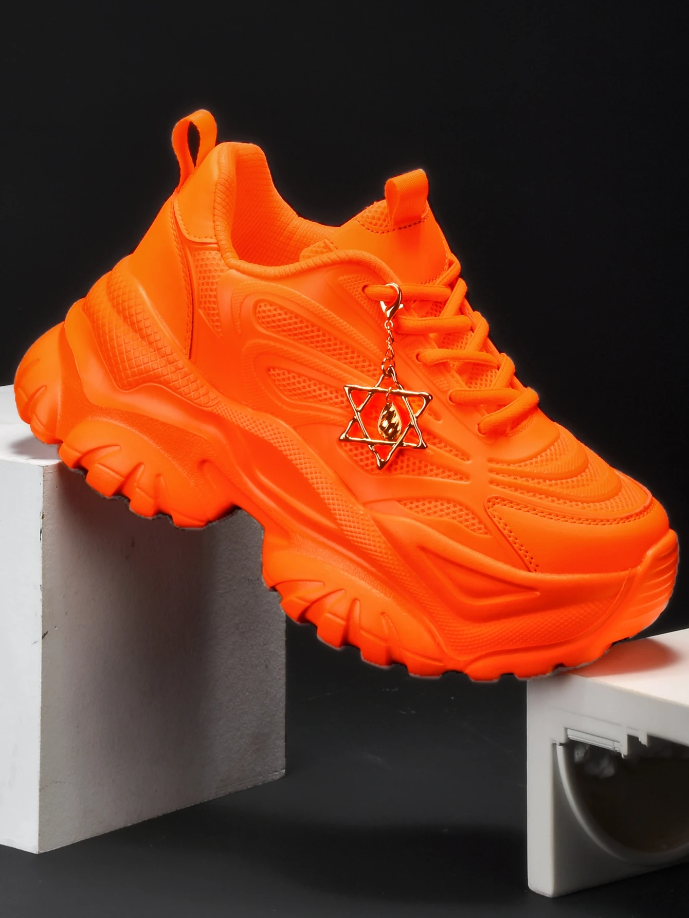 Zapatillas vulcanizadas de moda para mujer, ideales para todas las estaciones y actividades al aire libre. Zapatillas deportivas ligeras de suela gruesa de 7 cm que aumentan la altura, en color naranja, con un estilo moderno y atractivo. Adornadas con un dije desmontable en forma de hexagrama con motivos de gotas de agua doradas. Adecuadas para correr, hacer ejercicio físico y para diversas ocasiones.