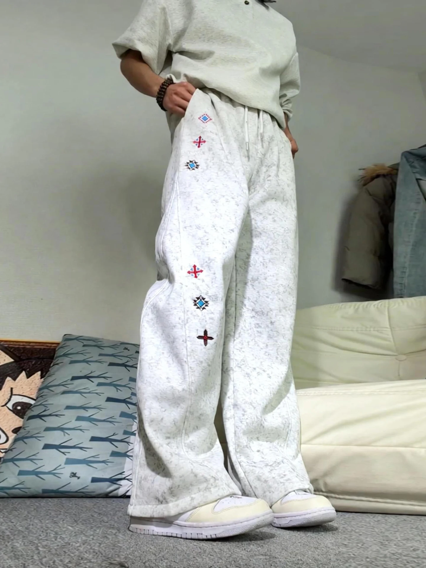 

Американские спортивные брюки из окрашенного флиса с вышивкой, мужские осенне-зимние повседневные брюки с прямыми штанинами, модный дизайн