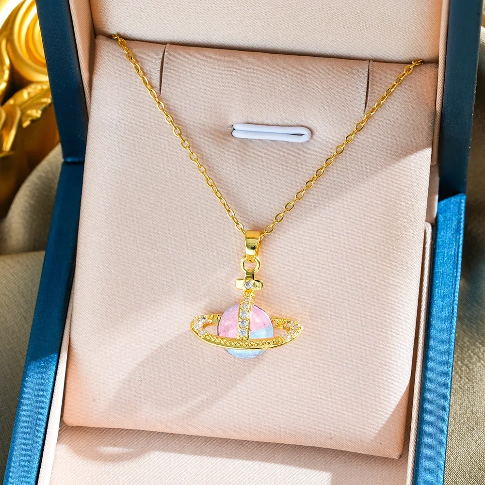 

Новинка 2025 года. Легкое, роскошное, невыцветающее колье Saturn из титановой стали с уникальным и нишевым дизайном для женщин.