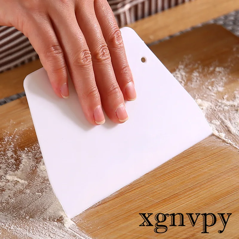 Xgnvpy 1Pc Useful Curved Cream Spatula DIY Pastry Cutter Fondant Dough Scraper Cake Tool Baking Accessory