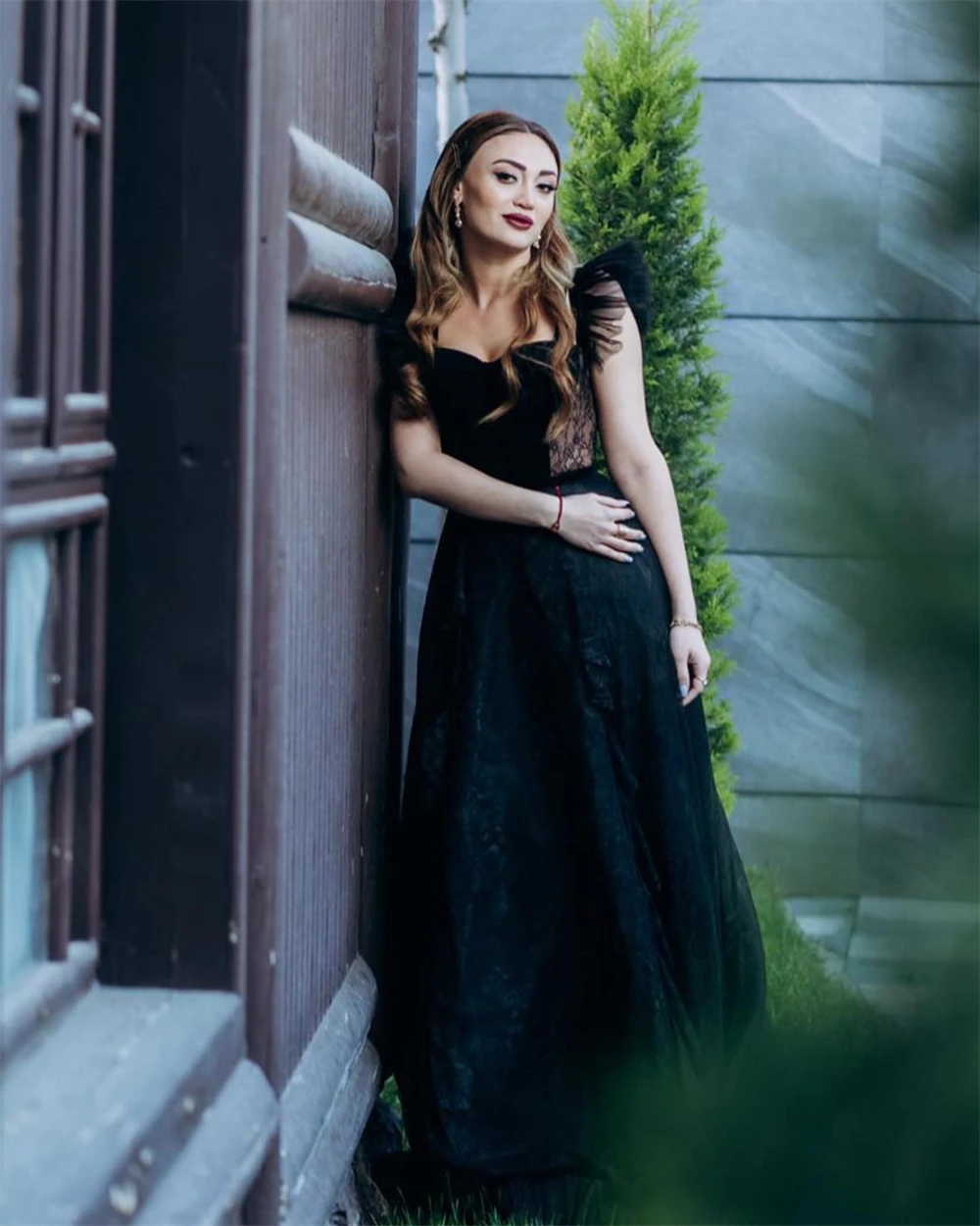 Классические черные атласные платья без бретелек с открытыми плечами и без рукавов по индивидуальному заказу. Изысканное кружевное вечернее платье трапециевидной формы длиной до пола.