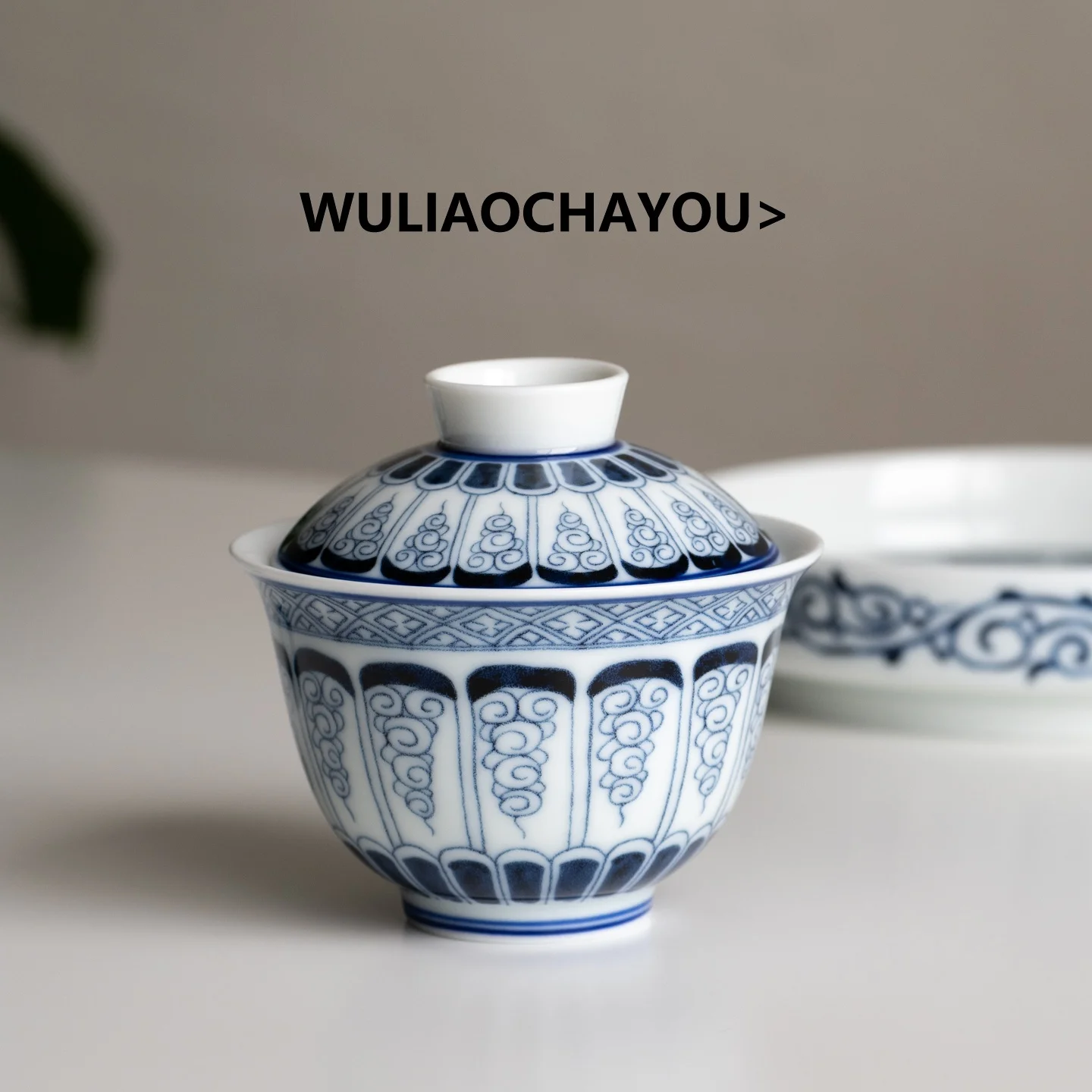 

Сине-белая фарфоровая чайная чашка с подглазурной росписью, узором в виде волнистых линий, для набора для чаепития Гунфу, имитация старинной чайной чашки