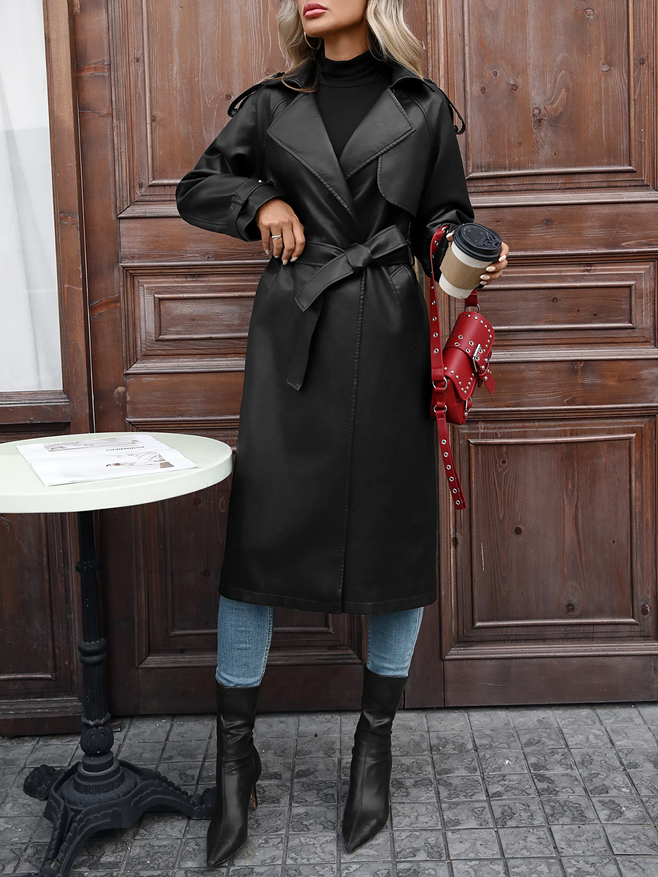 سترات نسائية طويلة من الجلد الصناعي معطف واق من المطر وطية صدر السترة مفتوحة من الأمام مع حزام