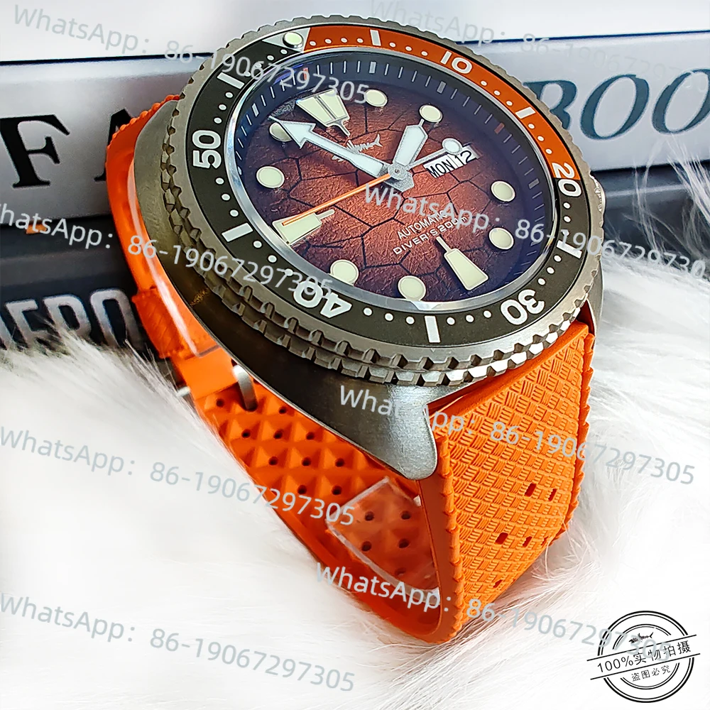 

2025 Limited Edition Ultra-light Titanium Material Small Abalone Luminous Diving Mechanical Watch Men