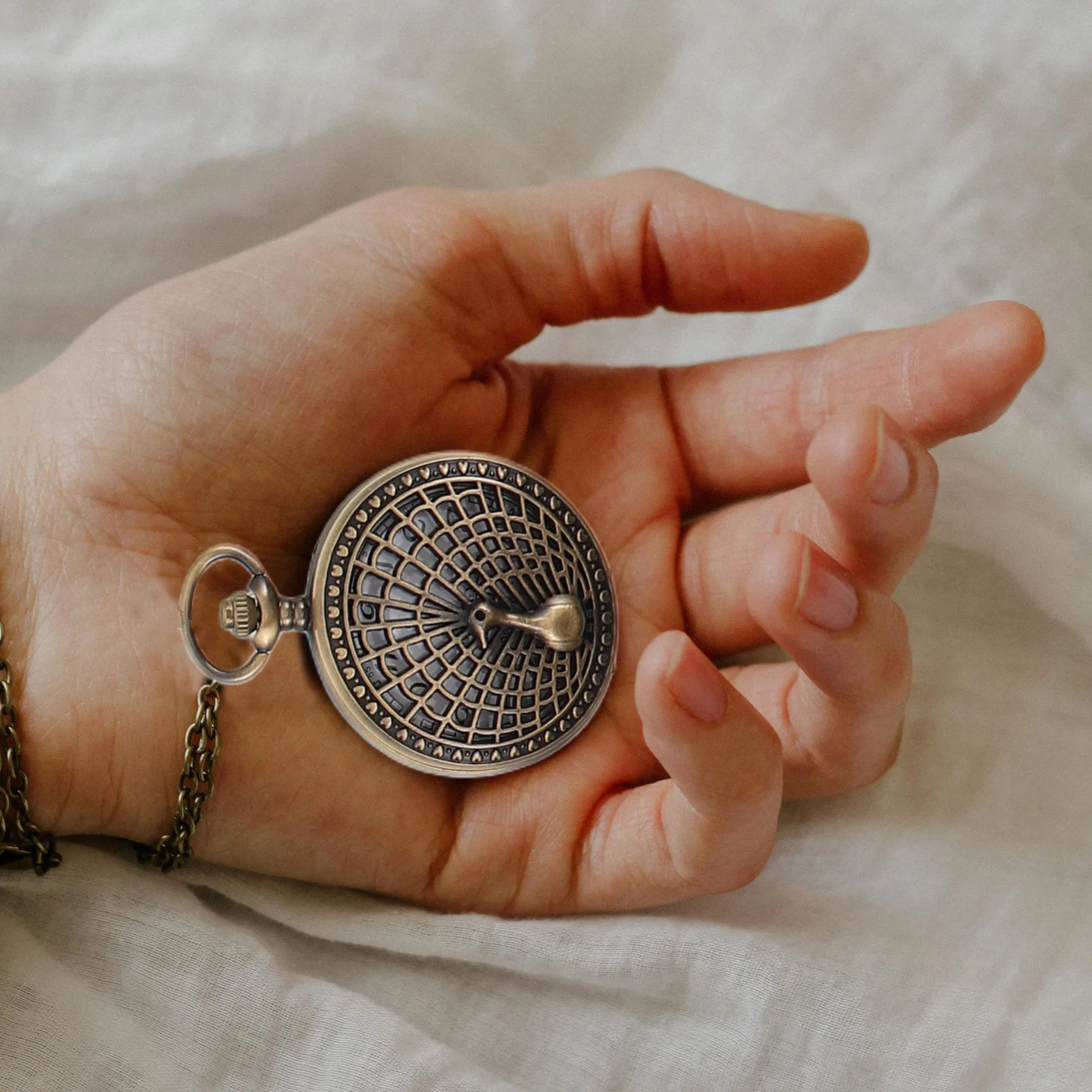 Vintage Hollow Pocket Watch Necklace Retro Pendant Flip Cover Elegant Steampunk Chain Timepiece for Women Sweater Dress Stylish