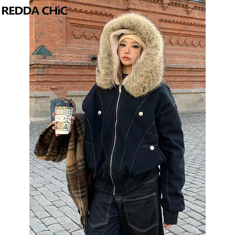 

ReddaChic женская куртка-бомбер с декором на пуговицах в стиле ретро, меховой капюшон с полной молнией, утепленная флисовая подкладка, хлопковое пальто, альтернативная верхняя одежда в стиле гранж