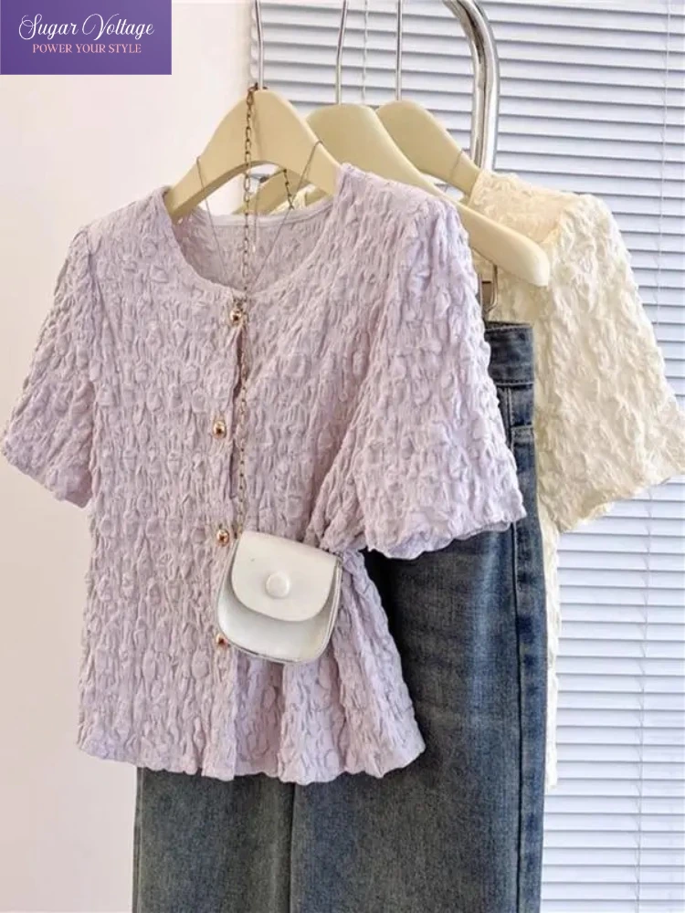 

Корейская милая шикарная плиссированная футболка, женская летняя футболка 2025, новинка 202, свободная рубашка с короткими рукавами и рюшами, женские элегантные топы на одной пуговице