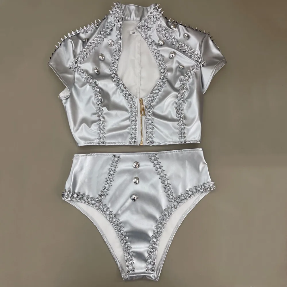 ชุดเต้นรำสำหรับผู้หญิง 2 ชิ้น เสื้อหนัง PU สีแดง แต่งหมุด พร้อมกางเกงขาสั้น เหมาะสำหรับใส่ไปเที่ยวกลางคืน บาร์ ดีเจ โกโก้ แดนซ์ แจ๊ส  ชุดแสดงเซ็กซี่สำหรับทีมเต้นรำ