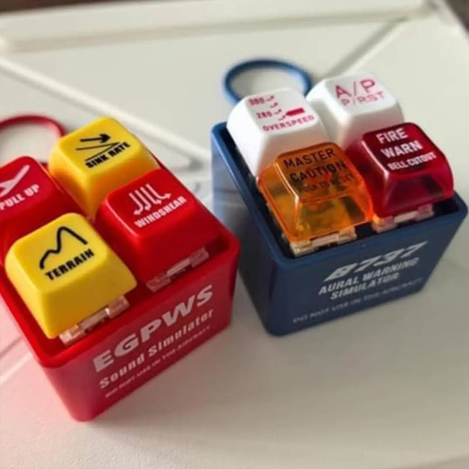 

Pilot and Crew Alert Keychain Safety Backpack Pendant Warning Sound Simulator with LED Light for Aviation Fans Handbag Women Men