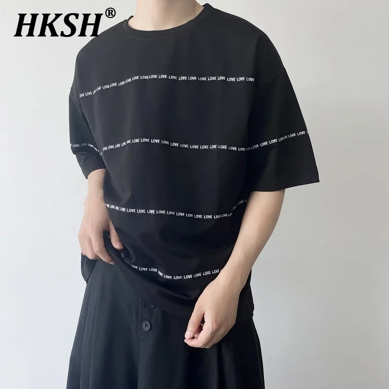 

HKSH Spring Summer New Men's Tide Dark Gothic Chic Ribbon O-Neck T-shirt Women Half Sleeve Letter Print Trendy Tees Tops HK0330