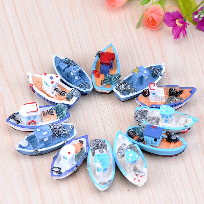 Miniature Mini Boat Model Fishing Ship Toy DIY Craft Home Tabletop Decor Gift Figurine Ornament DIY Micro Landscape Color Random