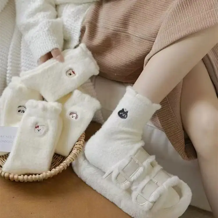 

Милые бархатные носки из коровьей норки с героями мультфильмов, женские зимние мягкие чулки, средние носки-трубы, милые плюшевые носки с облаком, мультяшные норковые плюшевые носки для дома