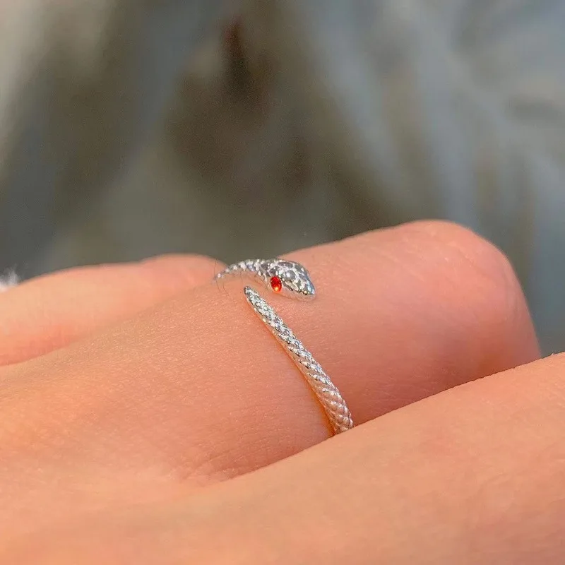 

Оригинальное, модное, простое нишевое кольцо в форме красноглазый змеи в стиле Ins